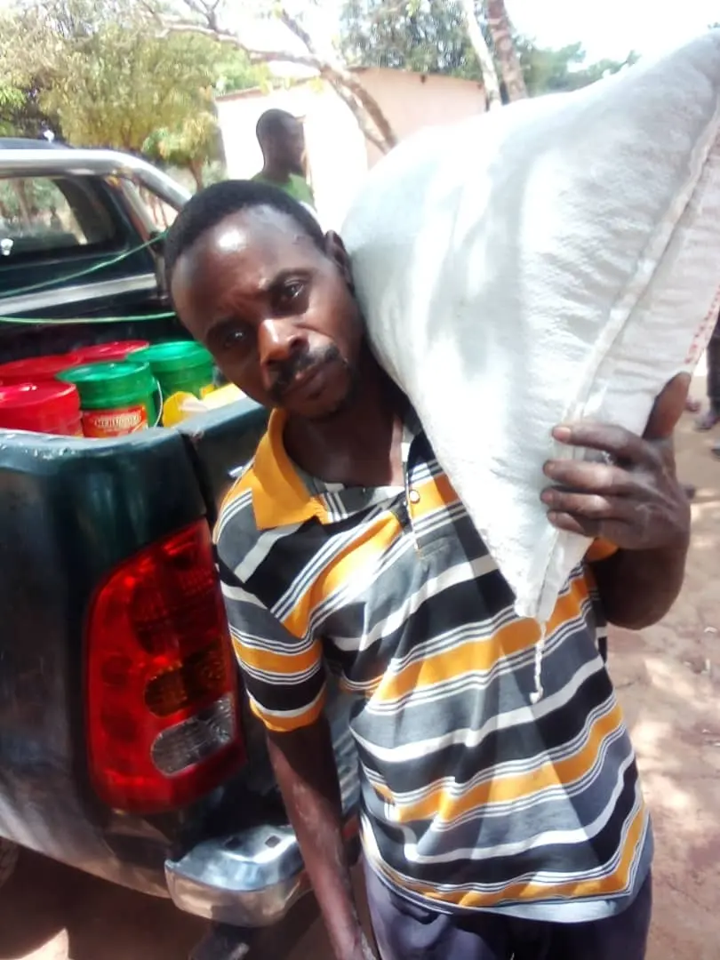 Get started with sunflower farming using Monana’s subsidized seed distribution. Zambian farmer receiving subsidized sunflower seeds through Monana’s seed distribution program.